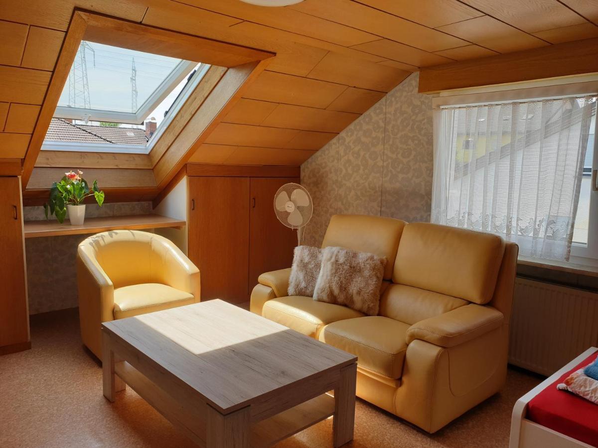 Sonnige ruhige Dachzimmer inkl WIFI plus Kaffee mit WG Dusche und neuer Küche Lörrach Exterior foto