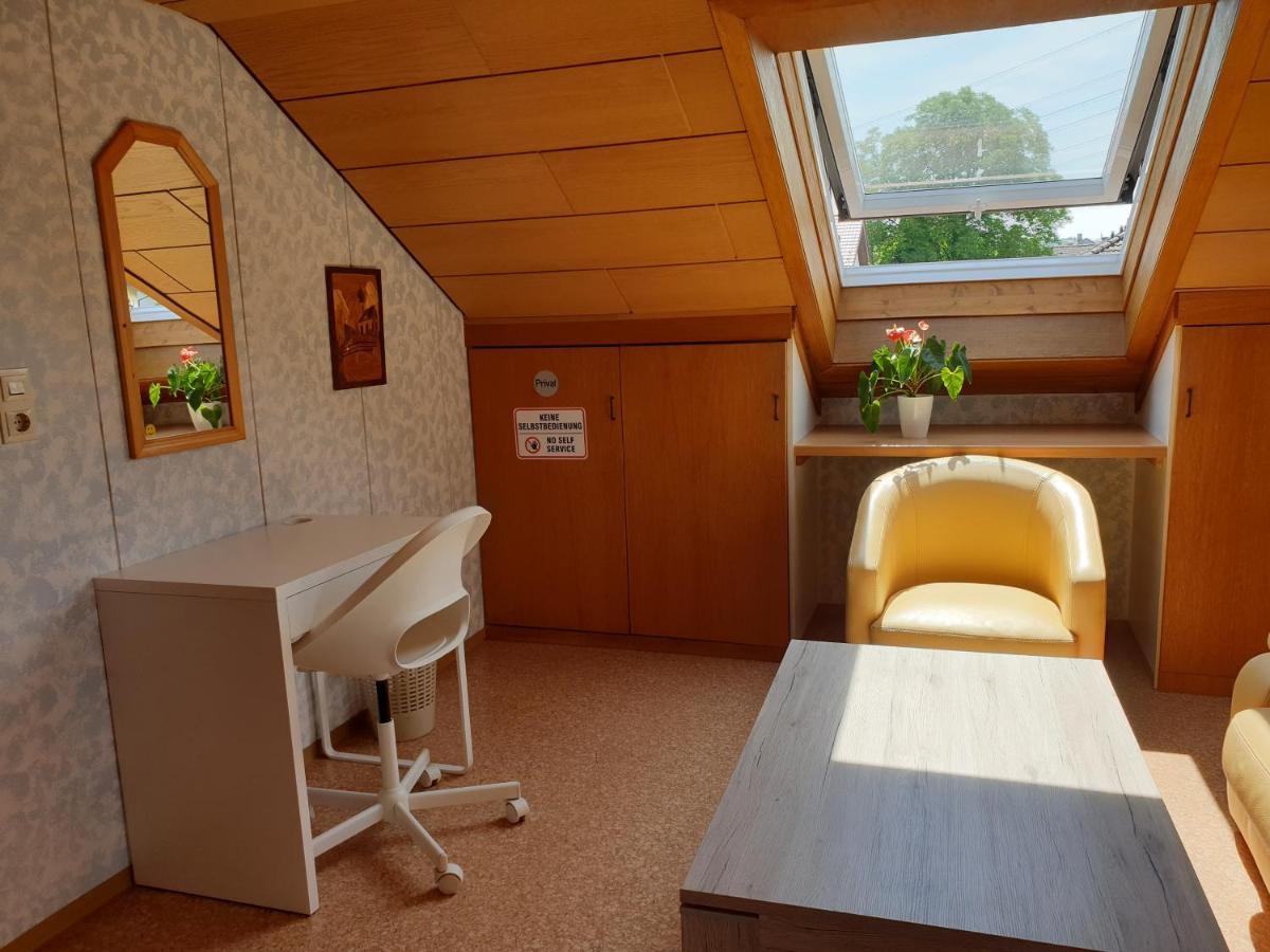 Sonnige ruhige Dachzimmer inkl WIFI plus Kaffee mit WG Dusche und neuer Küche Lörrach Exterior foto